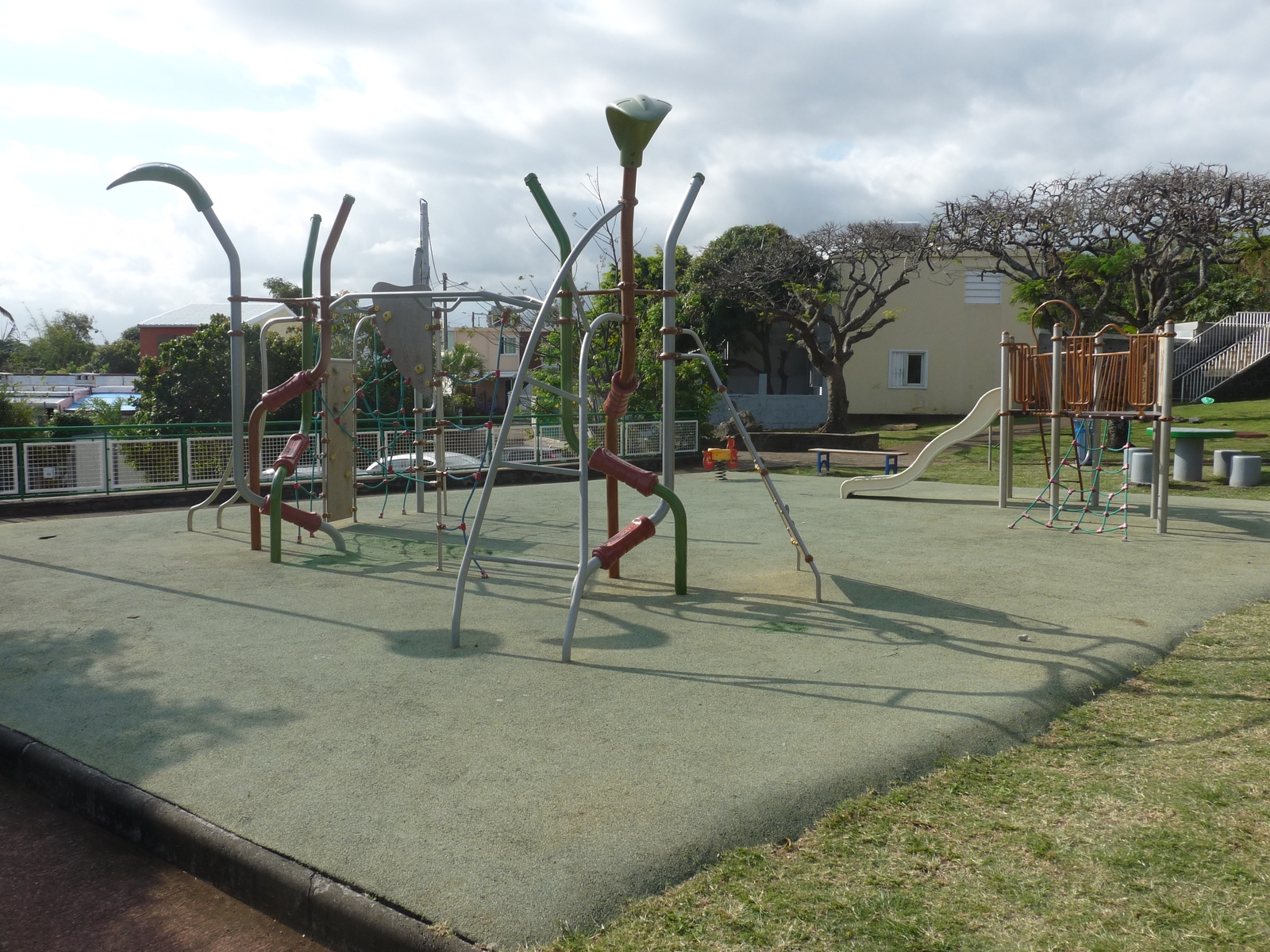 Aire de Jeux - Chemin Pavé