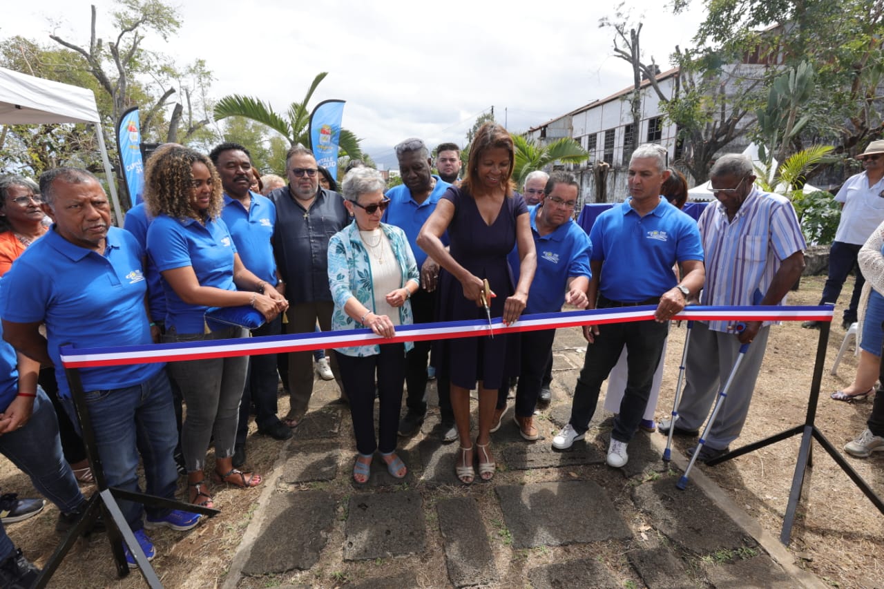 Michel Fontaine remet les clefs de la "Villa Gorce" au C.O.S, le Comité des Oeuvres Sociales