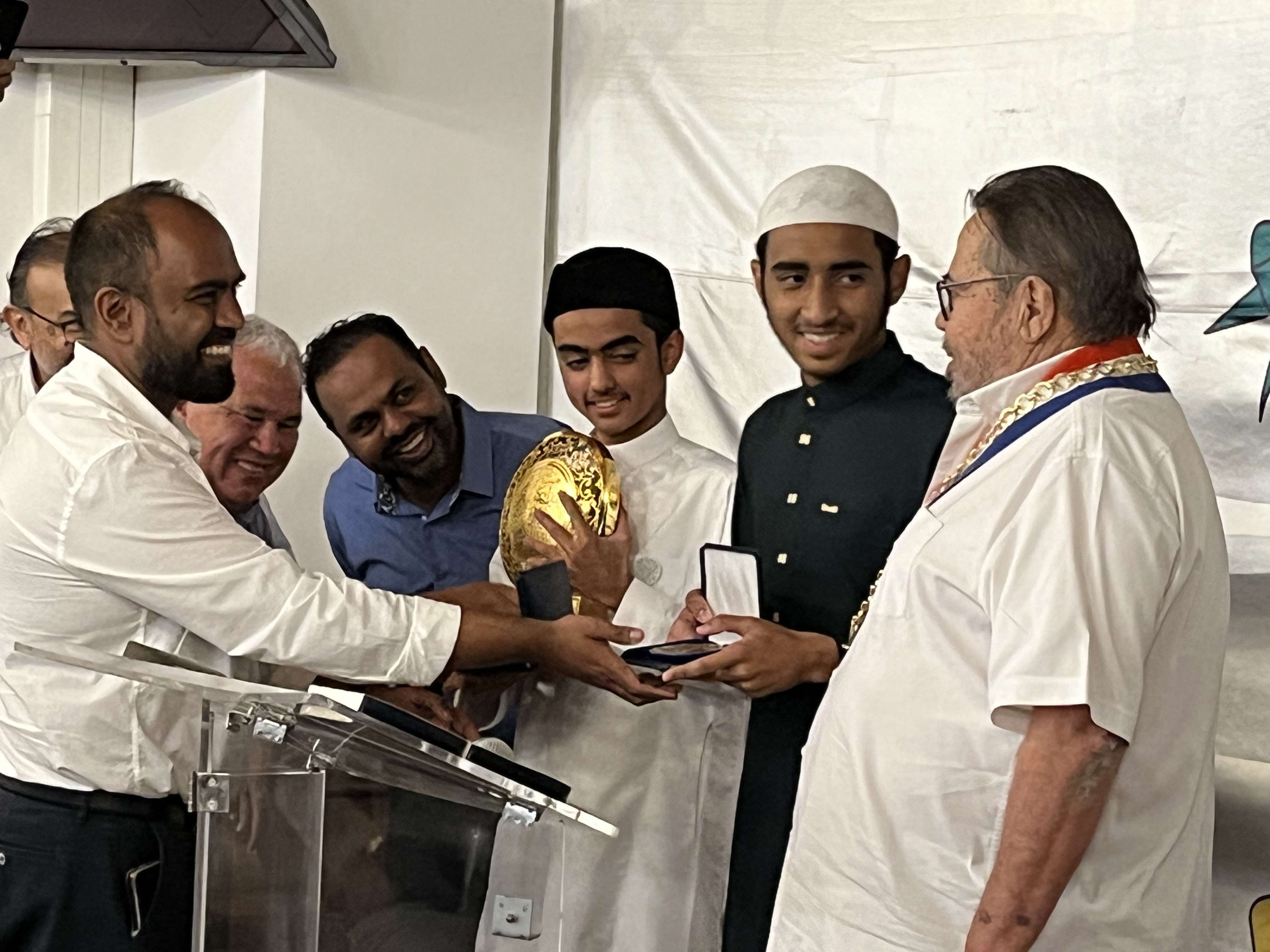 Remise de médailles pour Bilal et Ilyas : ils remportent le concours mondial d'éloquence et de mémorisation du Coran