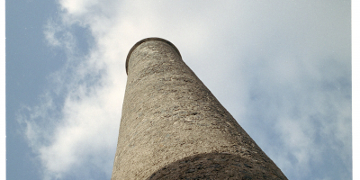 Image - Cheminée de l'ancienne distillerie Isautier