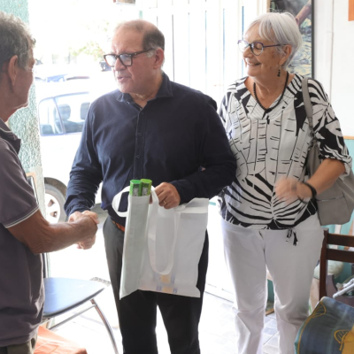 Distribution de kit anti-moustiques afin de lutter contre le chikungunya.